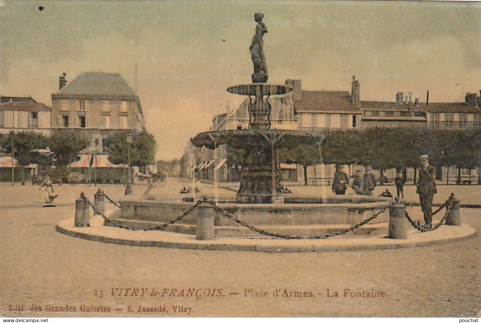 EP 23 -(51) VITRY LE FRANCOIS  -  PLACE D'ARMES - LA FONTAINE  - ANIMATION - CARTE COLORISEE  -  2 SCANS - Vitry-le-François