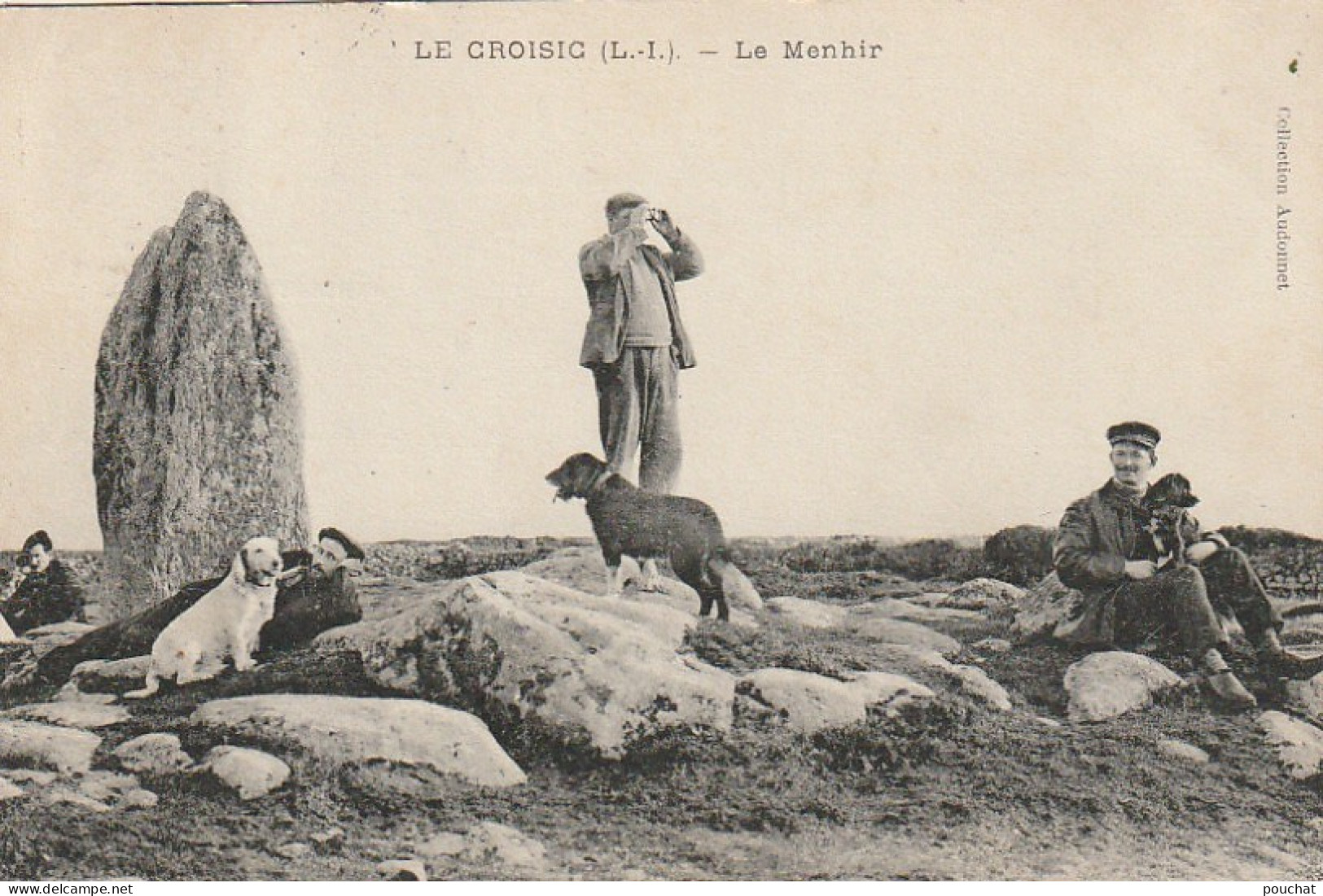 EP 8 -(44) LE CROISIC  -  LE MENHIR  - ANIMATION - PROMENEURS AVEC CHIENS   -  2 SCANS - Le Croisic