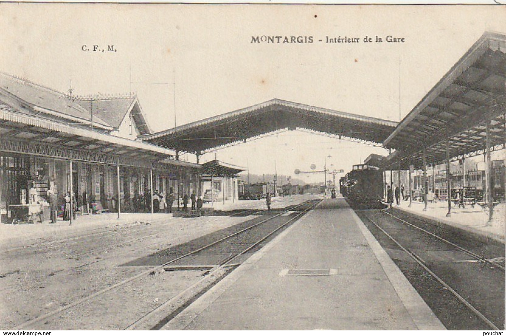 EP 12 -(45) MONTARGIS  -  INTERIEUR DE LA GARE - ANIMATION - LOCOMOTIVE   - 2 SCANS - Montargis