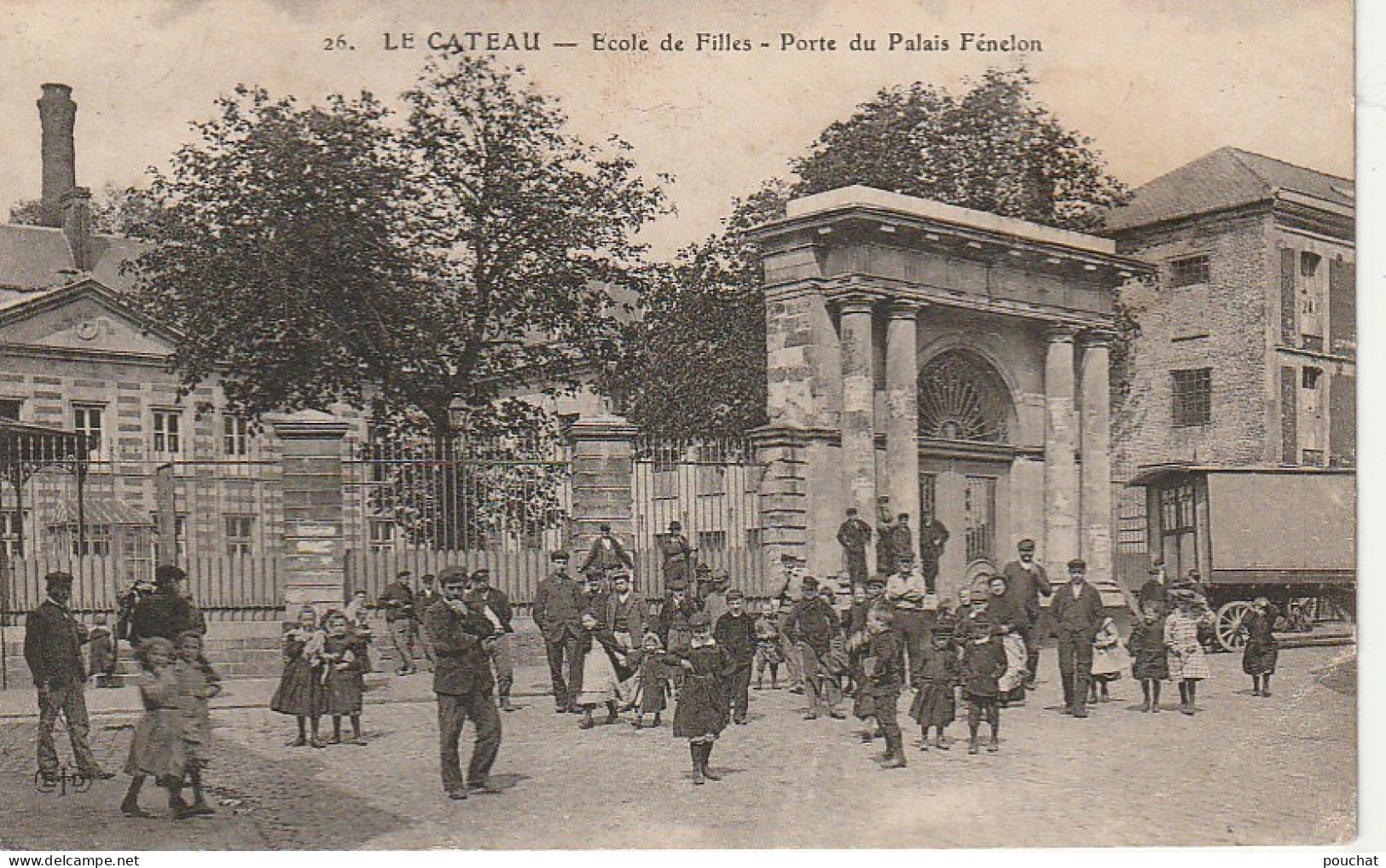 FI 27 -(59) LE CATEAU  -  ECOLE DE FILLES -  PORTE DU PALAIS FENELON  - ANIMATION - ELEVES  - 2 SCANS - Le Cateau