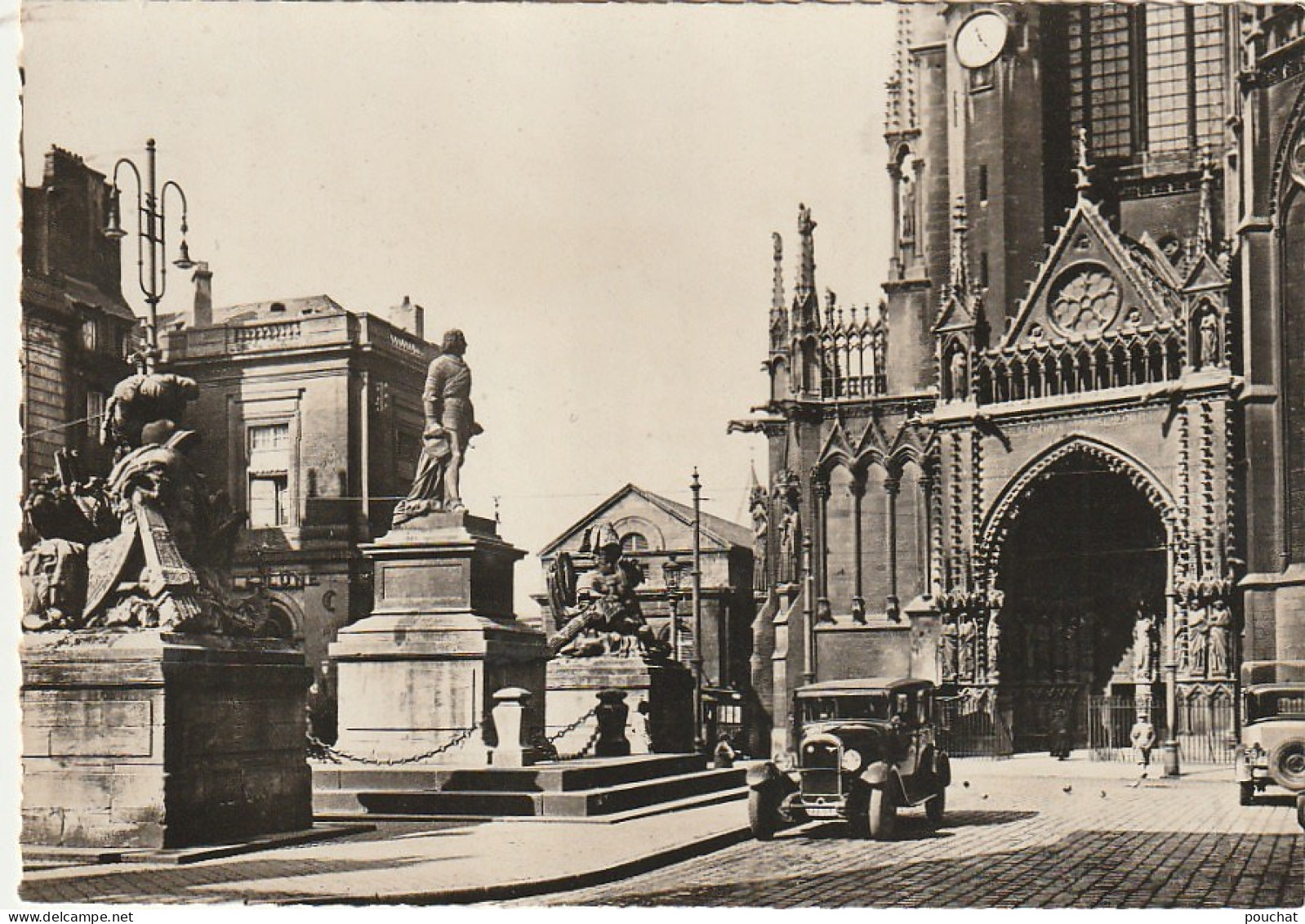 FI 19 -(57) METZ - UN COIN DE LA PLACE D'ARMES , MONUMENT FABERT ET PORTAIL NOTRE DAME  - 2 SCANS - Metz