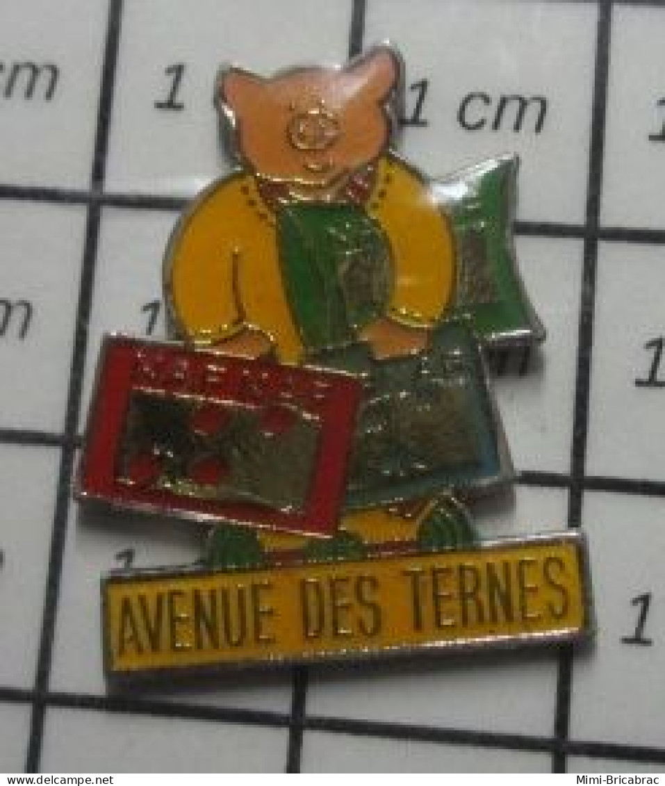 3419. Pin's Pins / Rare Et De Belle Qualité / ANIMAUX : COCHON  NAF-NAF VETEMENTS AVENUE DES TERNES - Dieren