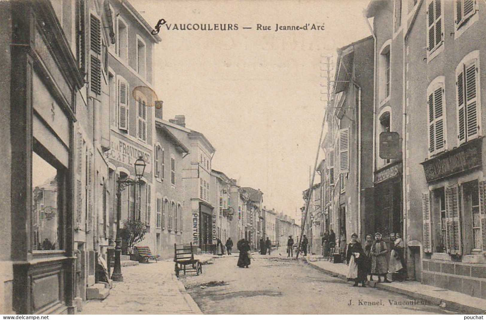 FI 11 -(55) VAUCOULEURS  -  RUE  JEANNE D'ARC - ANIMATION - HOTEL , CAFE DE LA PROVIDENCE   - COMMERCES  -  2 SCANS - Autres & Non Classés