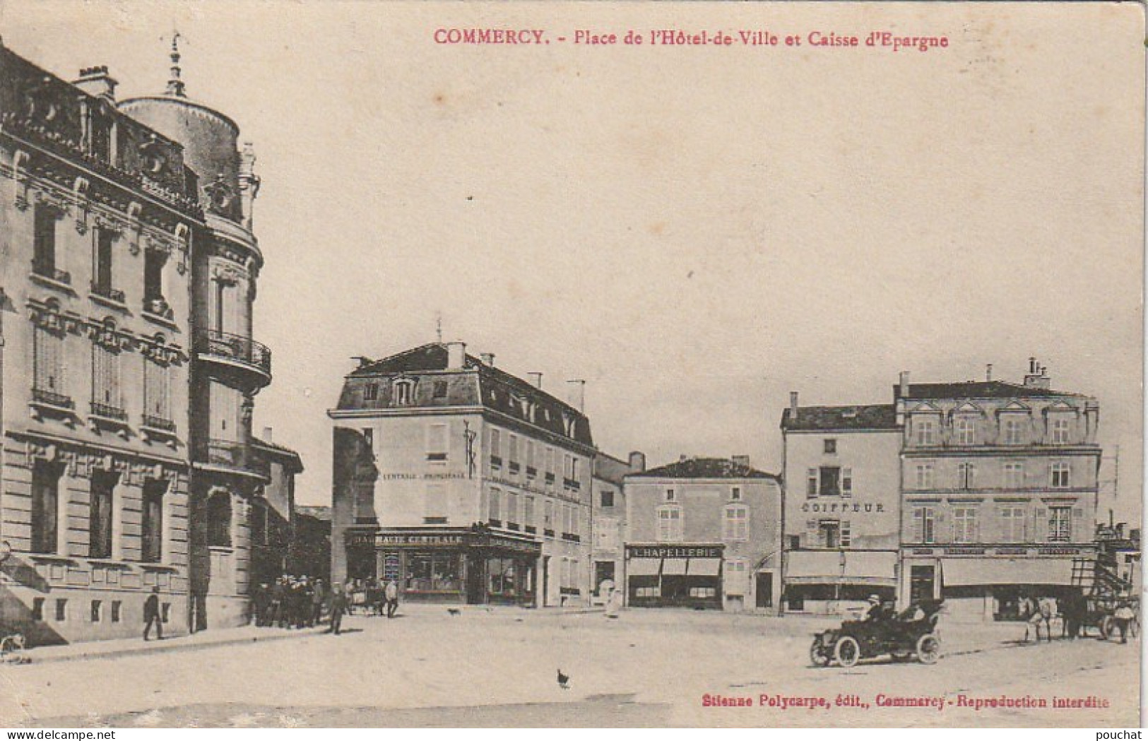 FI 13 -(55) COMMERCY  -  PLACE DE L'HOTEL DE VILLE ET CAISSE D'EPARGNE - COMMERCES : PHARMACIE , CHAPELLERIE , COIFFEUR - Commercy