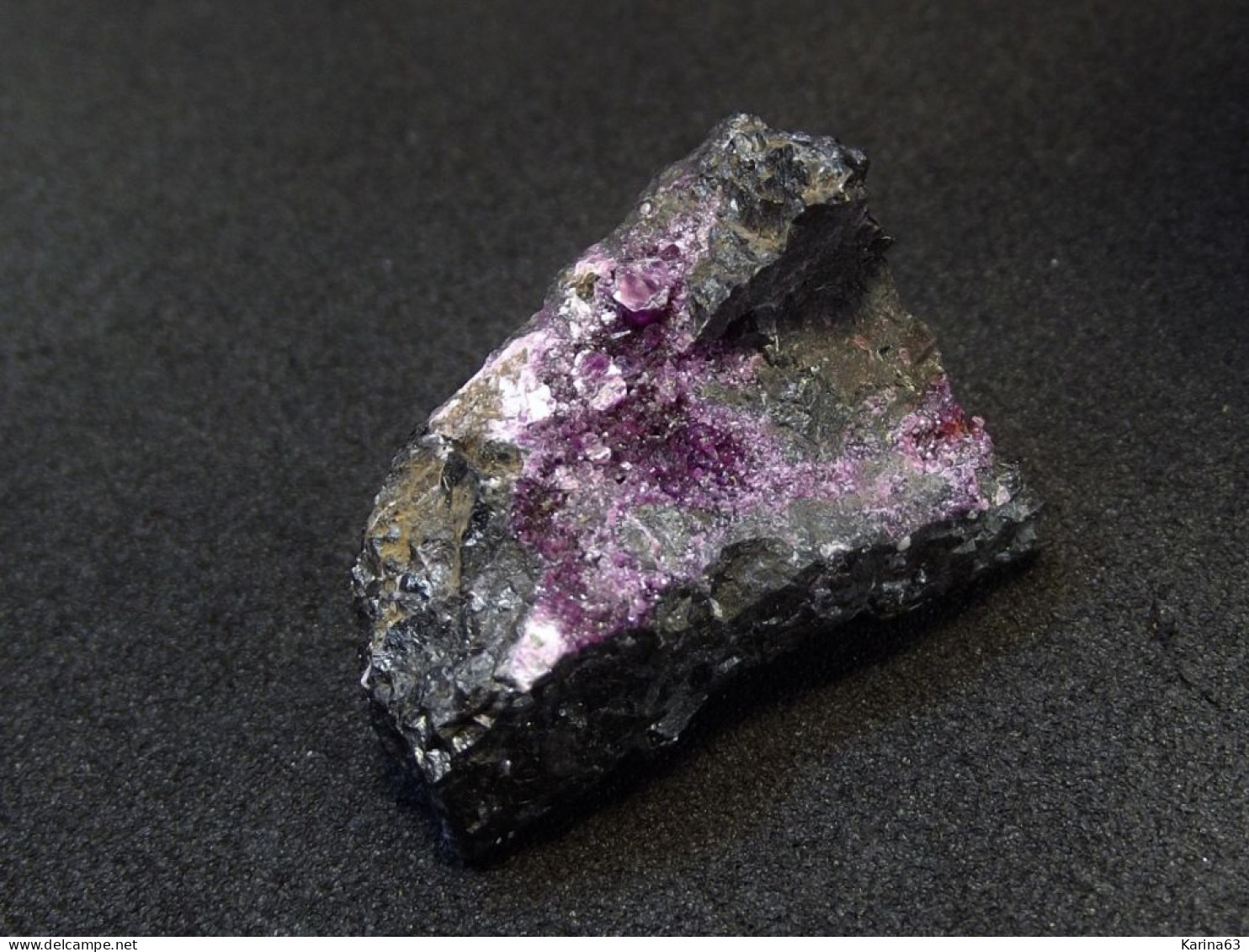 Clinoclore Var. Kammererite ( 2.5 X 2 X 1 Cm ) Kop Krom Mine, Kop Daglari, Eastern Anatolia -  Turkey - Mineralien