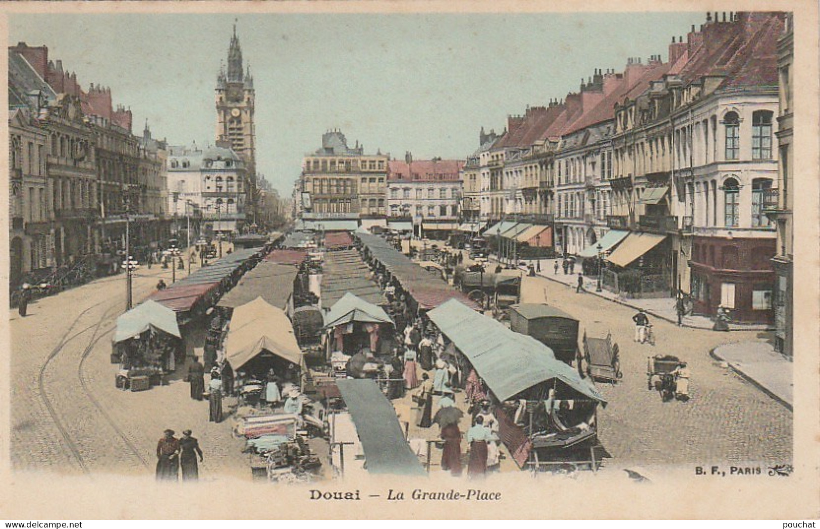 FI 24 -(59) DOUAI  -  LA GRANDE PLACE - ANIMATION - MARCHANDS , ETALS   - CARTE COLORISEE  -  2 SCANS - Douai