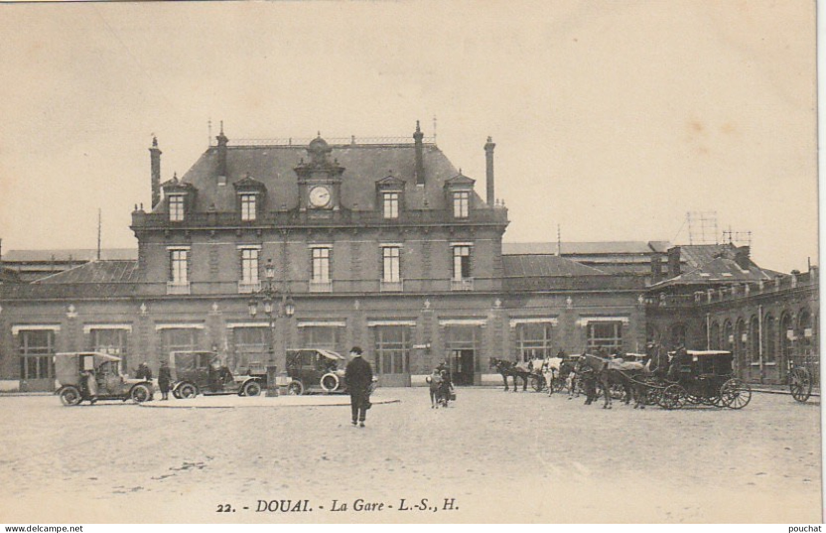 FI 24 -(59) DOUAI  -  LA GARE - ANIMATION - AUTOMOBILES ET CALECHES  -  2 SCANS - Douai