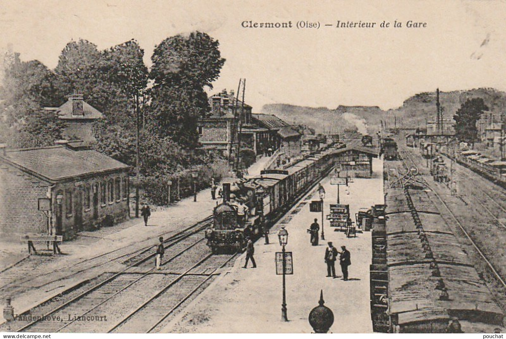 GU 2 -(60) CLERMONT - INTERIEUR DE LA GARE  - LOCOMOTIVES , WAGONS  DE VOYAGEURS , DE MARCHADISES  -  2 SCANS - Clermont