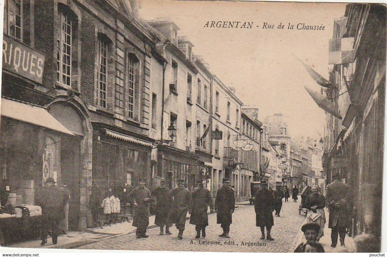 GU 4 -(61) ARGENTAN  -  RUE DE LA CHAUSSEE - ANIMATION -  MILITAIRES  -  2 SCANS - Argentan