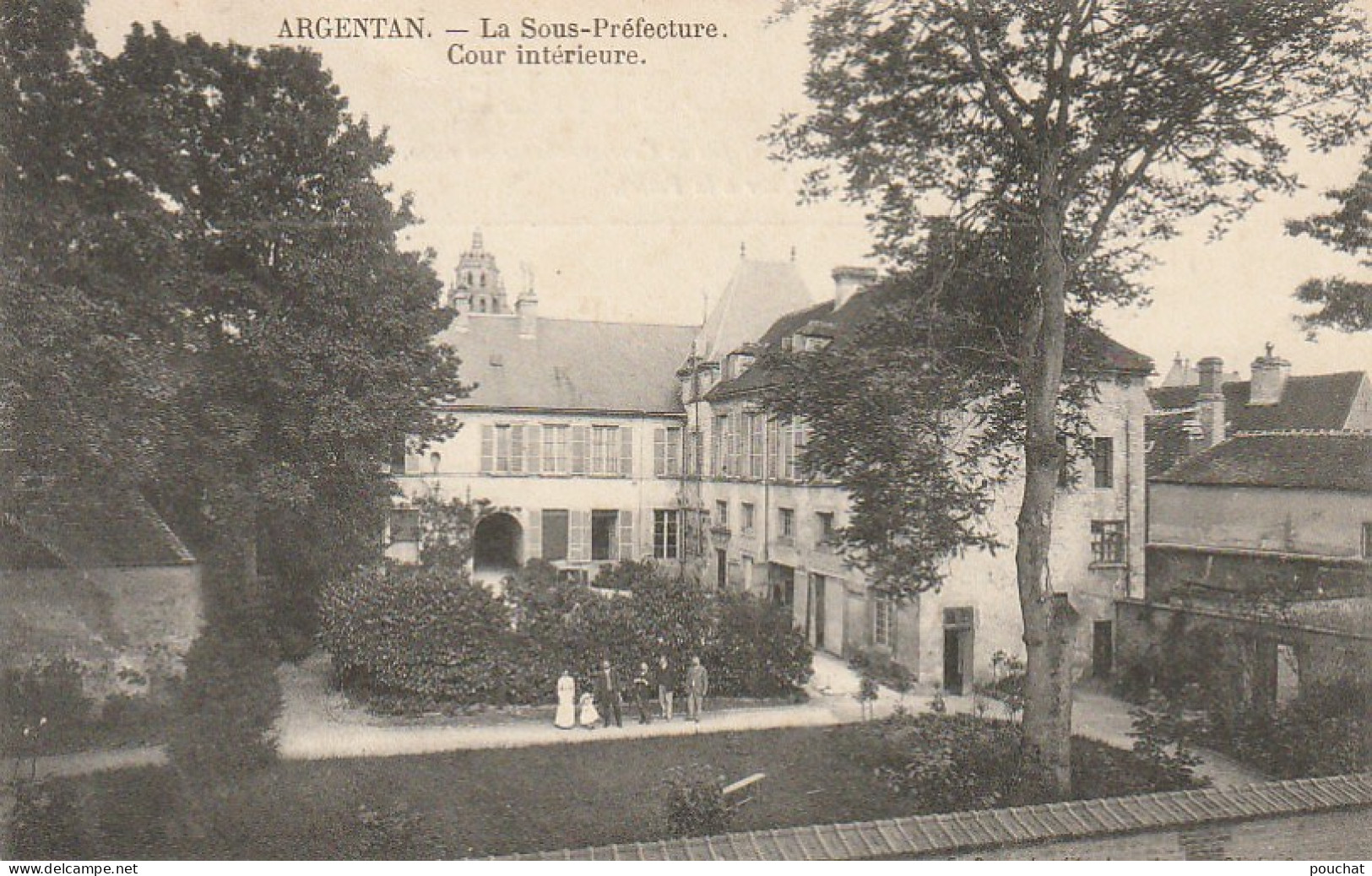 GU 4 -(61) ARGENTAN  -  LA SOUS PREFECTURE  -  COUR INTERIEURE - ANIMATION  - 2 SCANS - Argentan