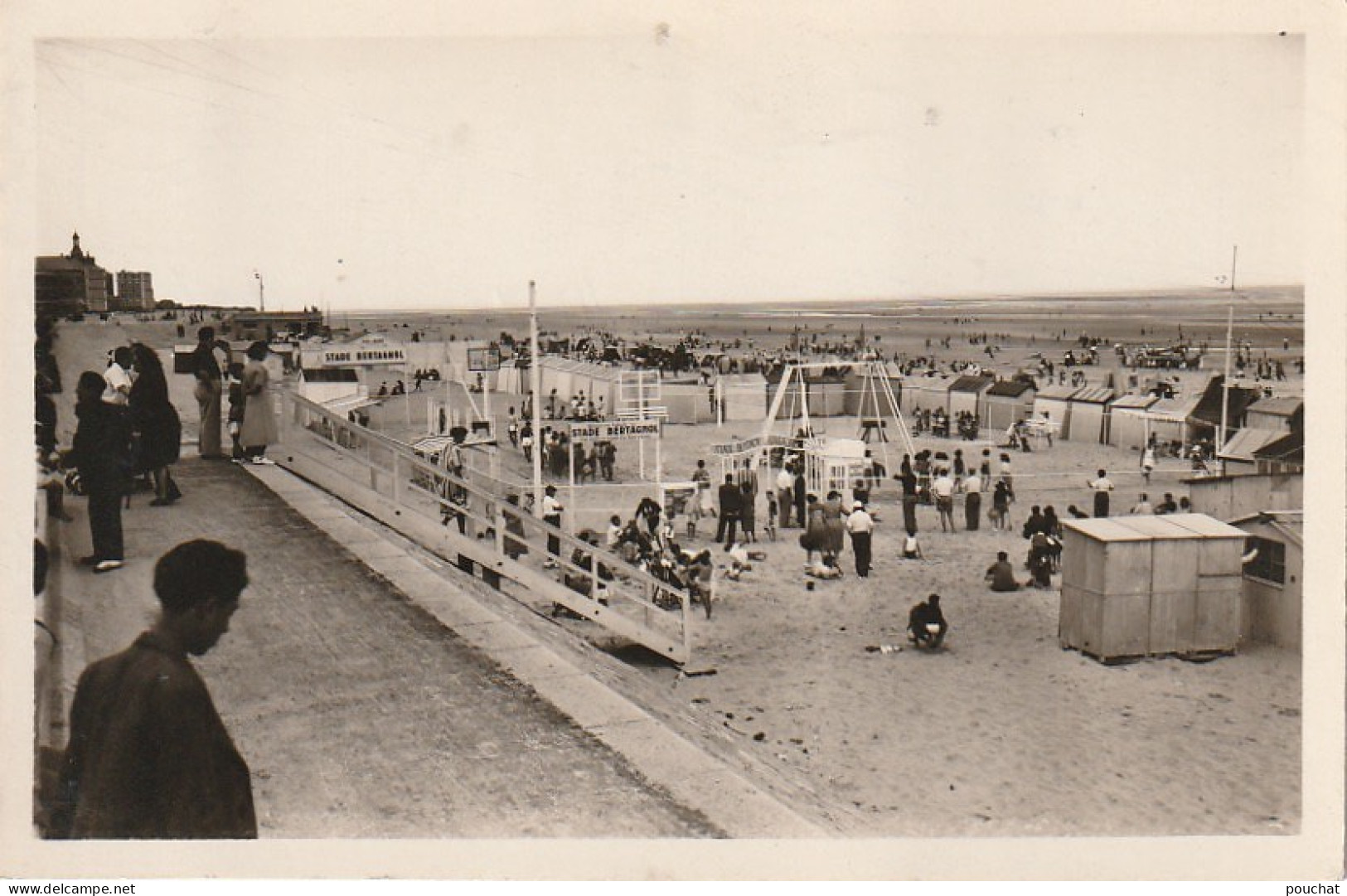 GU 9 -(62) BERCK PLAGE  -  VUE GENERALE DE LA PLAGE - COTE SUD - LE STADE BERTAGNOL - ANIMATION  - 2 SCANS - Berck