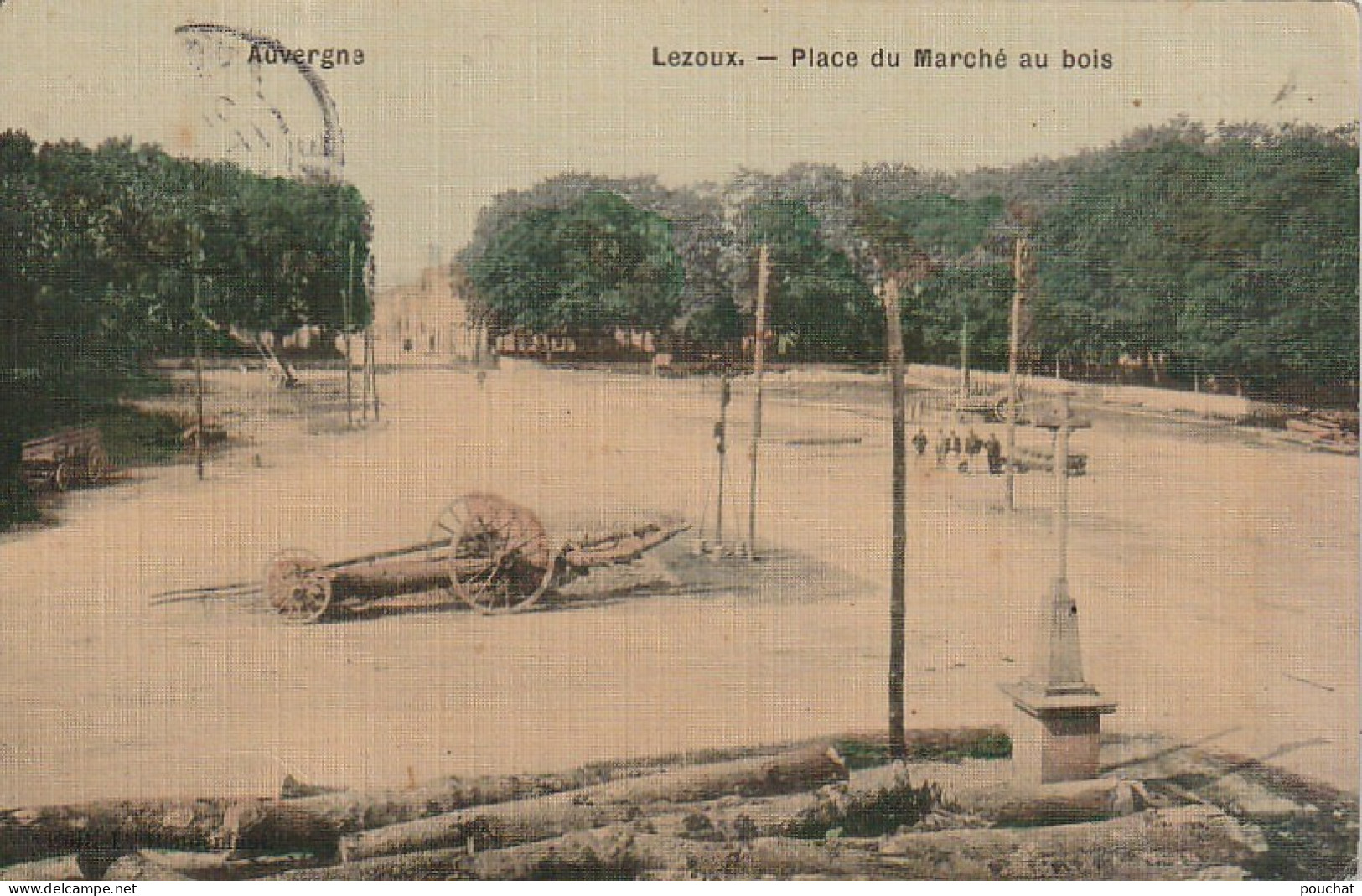 GU 13 -(63) LEZOUX  - PLACE DU MARCHE AU BOIS -  CARTE COLORISEE  TOILEE  - 2 SCANS - Lezoux