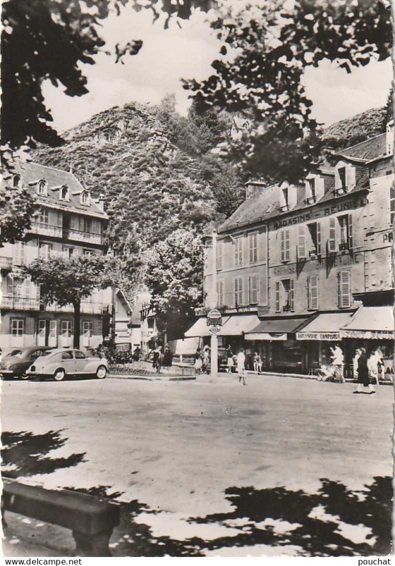 GU 14 -(63) LA BOURBOULE  -  PLACE DE LA VICTOIRE  - COMMERCES - AUTOMOBILES  - 2 SCANS - La Bourboule