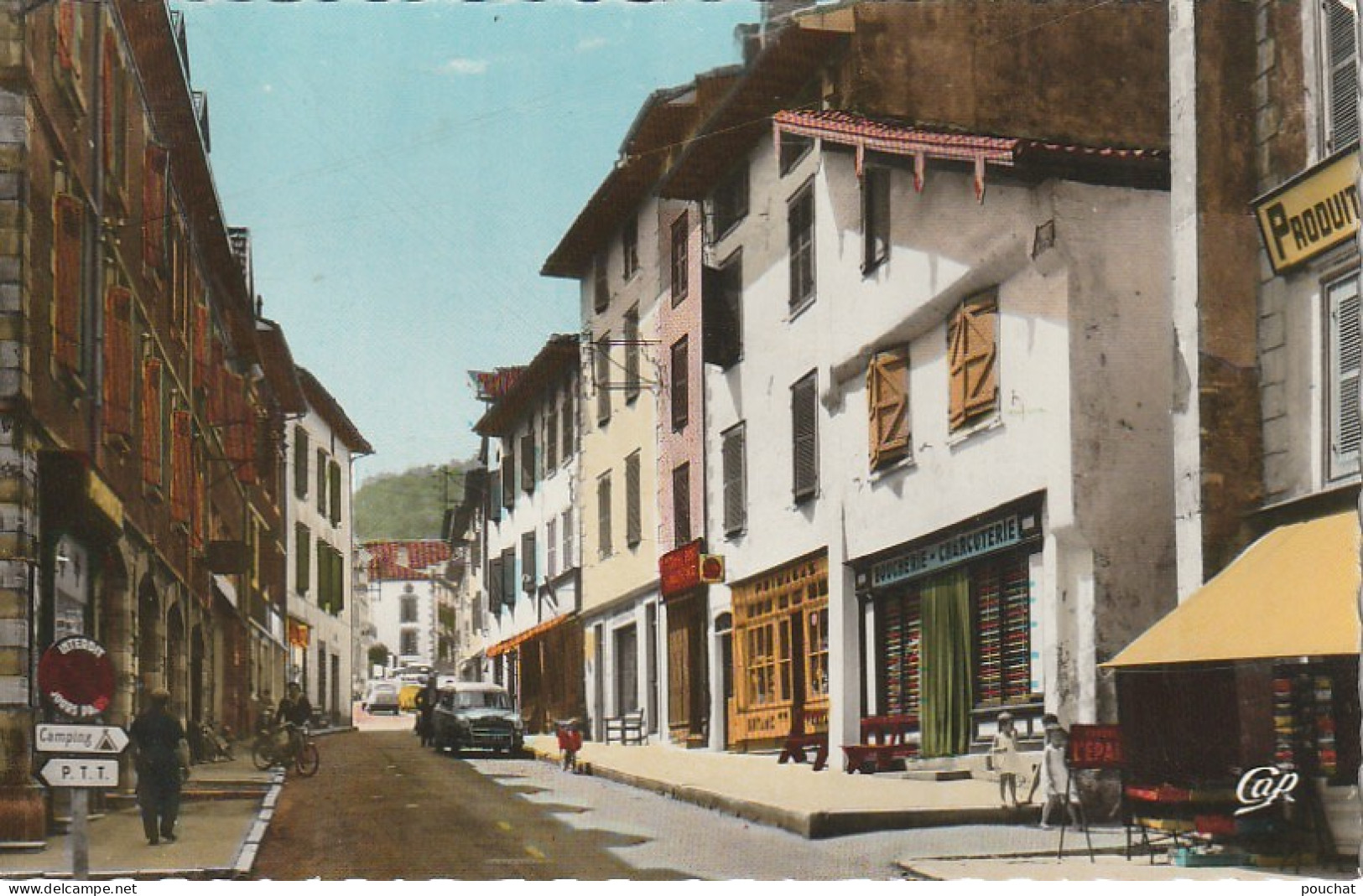 GU 17 -(64) HASPARREN  - RUE D' URSUYA - COMMERCES - AUTOMOBILES  - CARTE COULEURS -  2 SCANS - Hasparren