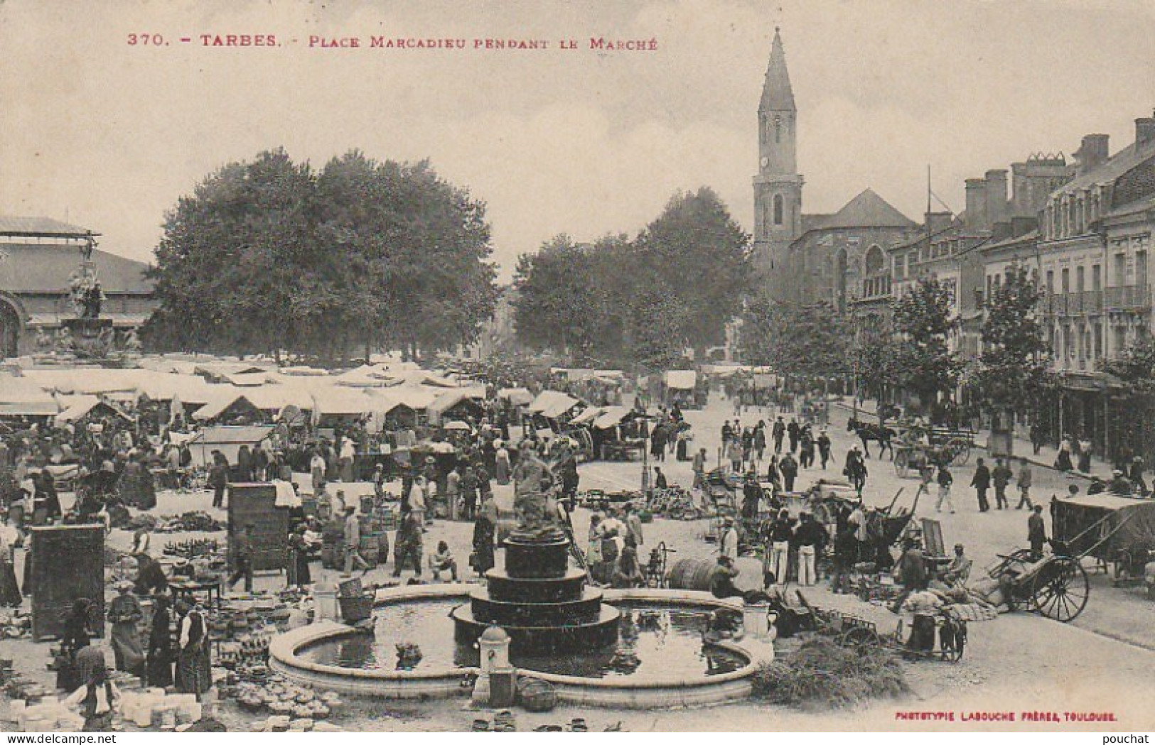 GU Nw -(65) TARBES  -  PLACE MARCADIEU PENDANT LE MARCHE -  MARCHANDS ET CHALANDS - CARRIOLES , ETALS  - 2 SCANS - Tarbes