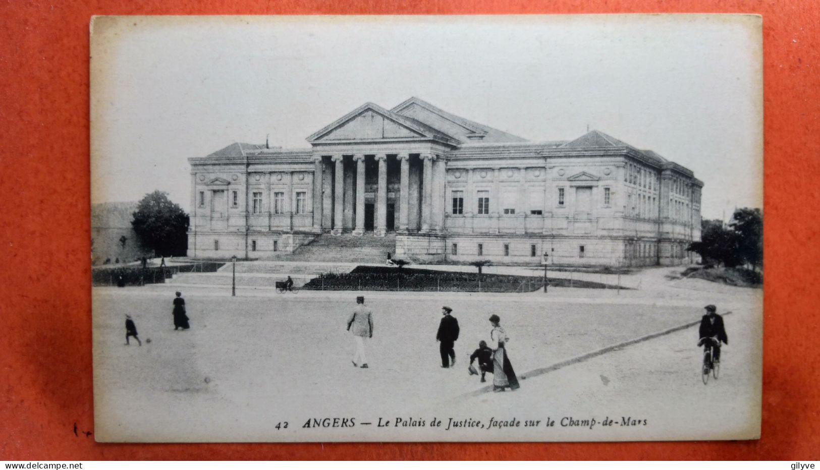 CPA (49) Angers. Le Palais De Justice. Place Du Champ De Mars. Animation. (7A.n°153) - Angers