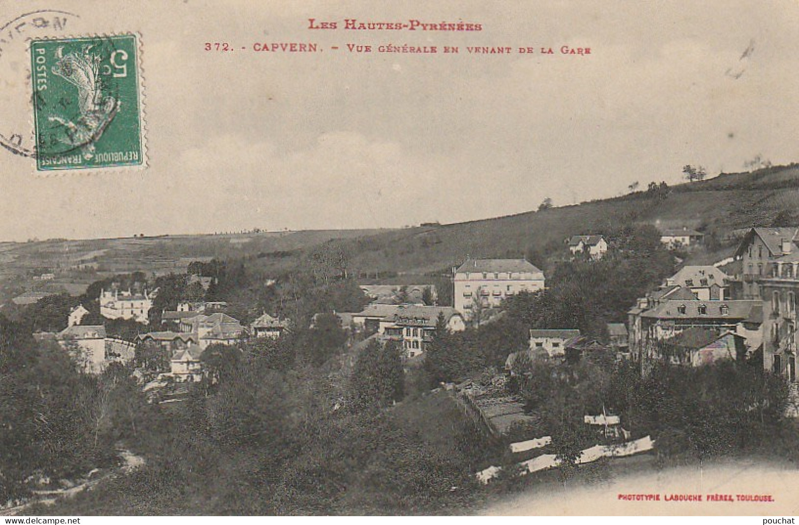 GU Nw -(65) CAPVERN  -  VUE GENERALE EN VENANT DE LA GARE   -  2 SCANS - Autres & Non Classés