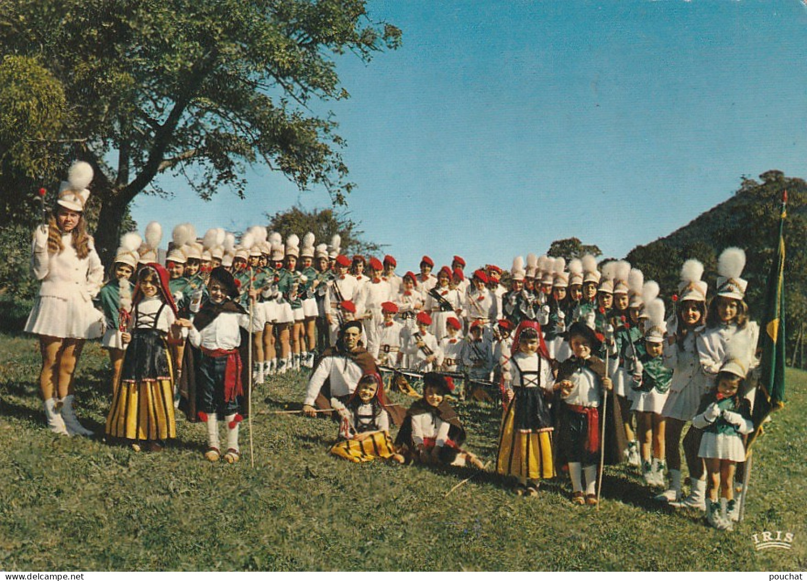 GU Nw -(65) JEUNES DE LA VALLEE D'AURE SOUS LA BANNIERE DU F. C. M. HECHOIS  - MAJORETTES  - CARTE COULEURS  - 2 SCANS - Autres & Non Classés