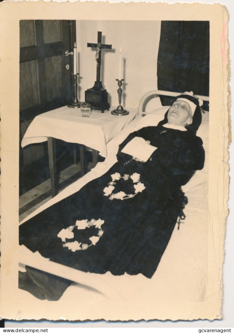 = Photo Orginale 12 X 8 Cm Cm - Non Sur Son Lit De Mort - Photo Mortuaire -  - Post-mortem - Personnes Anonymes