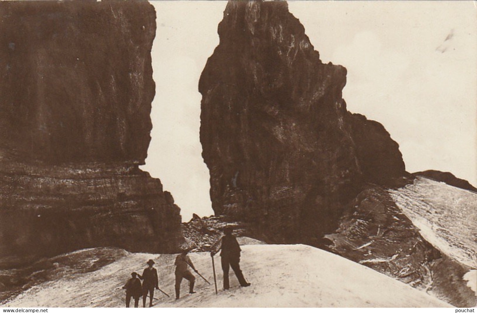 GU Nw  -(65) GAVARNIE  -  LA BRECHE DE ROLAND  -  MONTAGNARDS   - 2 SCANS - Gavarnie