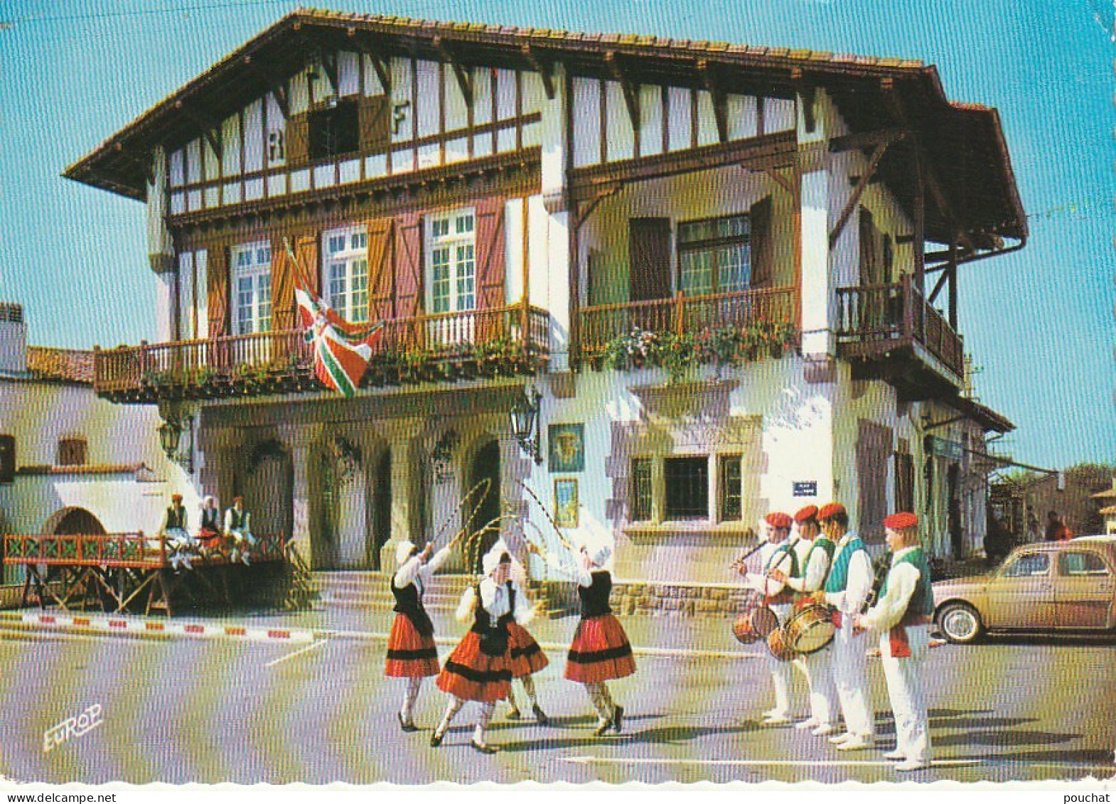 GU Nw -(64) LA DANSE DES ARCEAUX A BIDART -  GROUPE FOLKLORIQUE  DEVANT LA MAIRIE - CARTE COULEURS - 2 SCANS - Danses