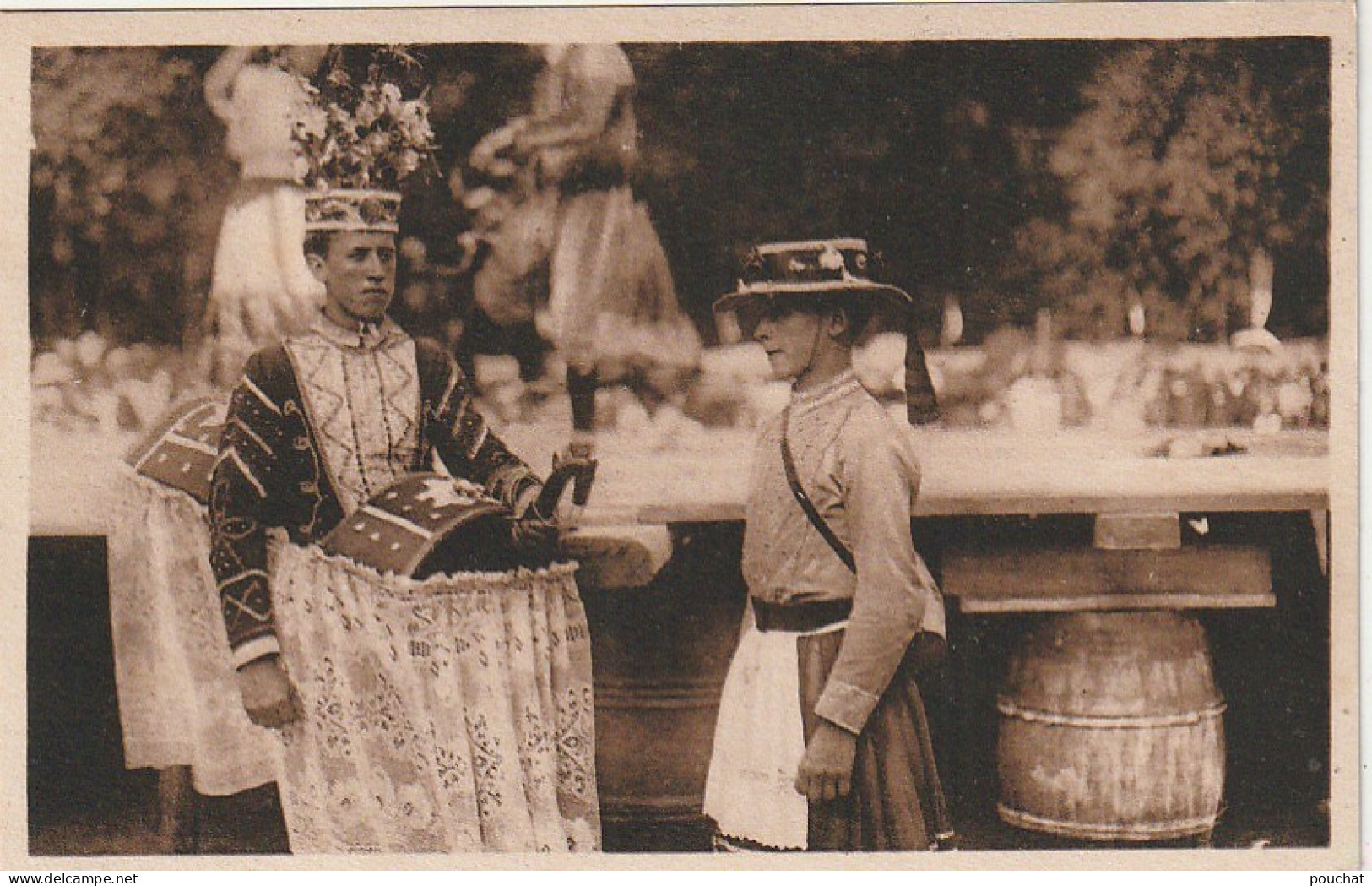 GU Nw -(64) TYPES BASQUES - LES FAMEUX DANSEURS DE LA SOULE - LE CHEVAL ET LA CANTINIERE  - 2 SCANS - Danses