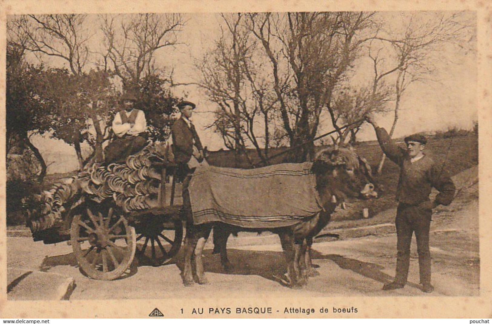 GU Nw -(64) AU PAYS BASQUE  -  ATTELAGE DE BOEUFS   -  CHARGEMENT DE TUILES   -   2 SCANS - Wagengespanne