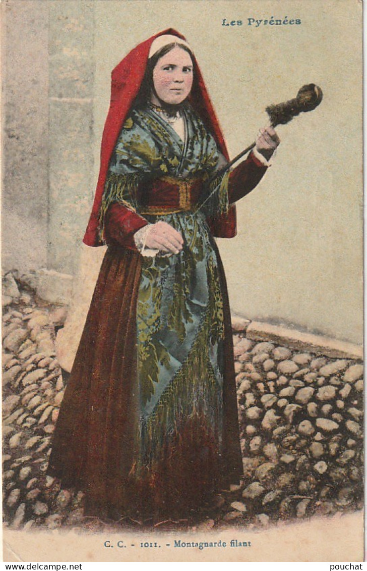 GU Nw - LES PYRENEES - MONTAGNARDE FILANT  - FEMME AVEC QUENOUILLE-  CARTE COLORISEE  -   2 SCANS - Costumi