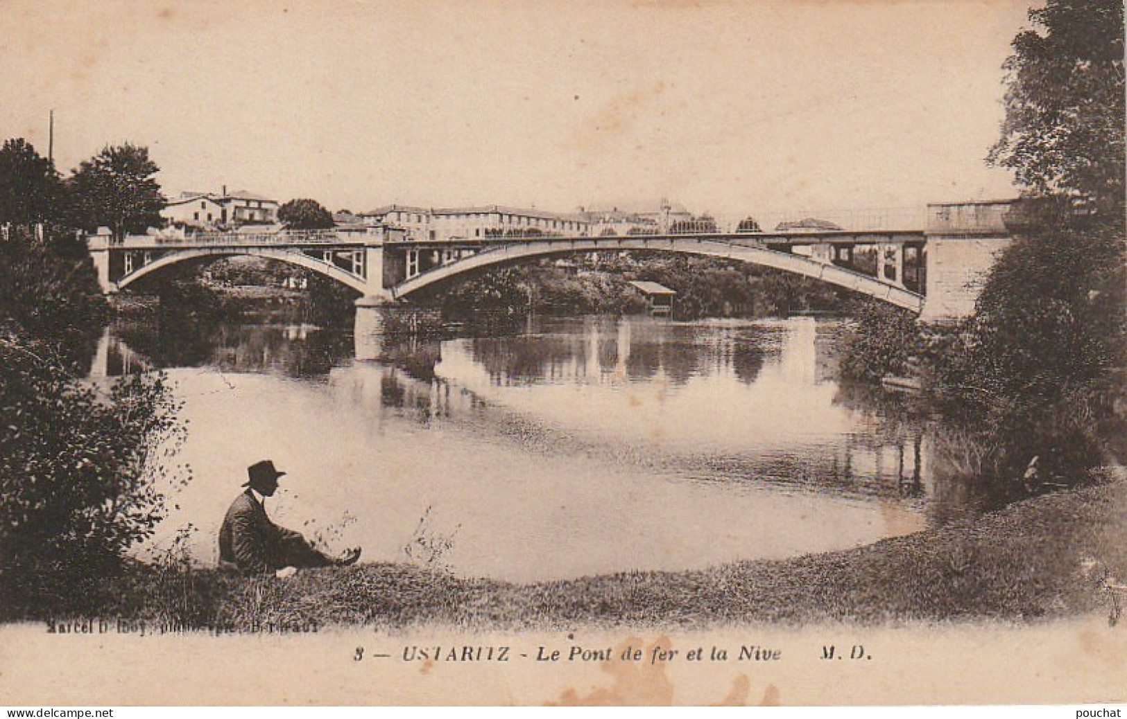 GU Nw -(64) USTARITZ  -   LE PONT DE FER ET LA NIVE   - FLANEUR SUR LA BERGE  -   2 SCANS - Autres & Non Classés