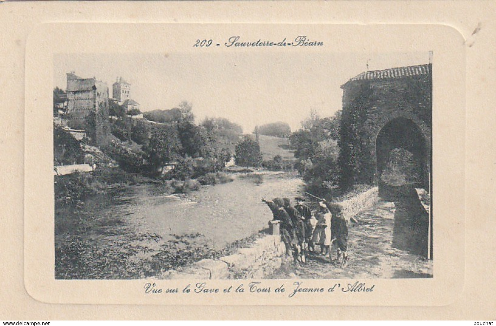 GU Nw -(64)  SAUVETERRE DE BEARN -  VUE SUR LE GAVE ET LA TOUR DE JEANNE D'ALBRET  -  GROUPE D'ENFANTS  -  2 SCANS - Sauveterre De Bearn