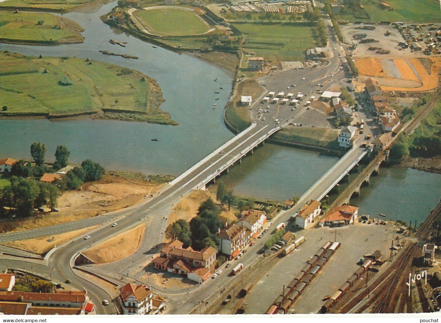 GU 20 -(64) HENDAYE  -  LE NOUVEAU PONT INTERNATIONAL - VOIES FERREES - VUE AERIENNE  - CARTE COULEURS - 2 SCANS - Hendaye