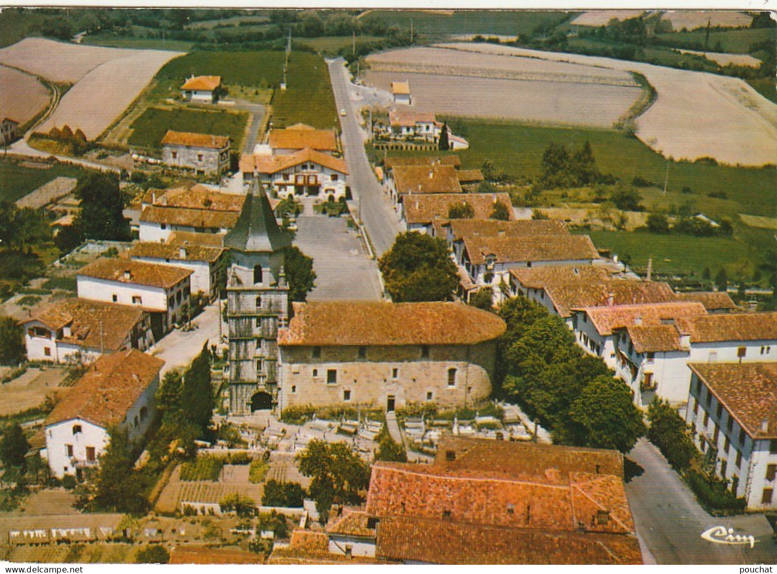 GU 21 -(64) VUE AERIENNE DE AINHOA ET DE L'HOTEL ITHURRIA  - CARTE COULEURS  -  2 SCANS - Ainhoa