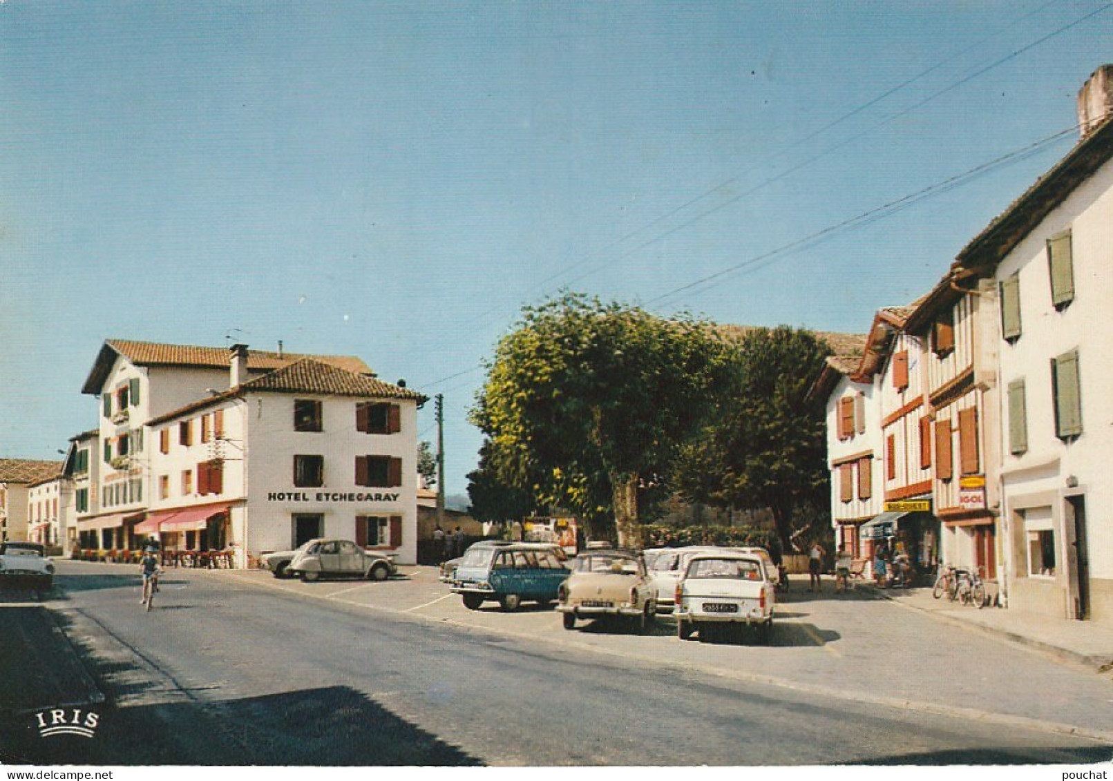 GU 22 -(64) ST PEE SUR NIVELLE -  LA PLACE DE L'EGLISE ET LES HOTELS " ETCHEGARAY " ET " LA NIVELLE "  -   2 SCANS - Autres & Non Classés