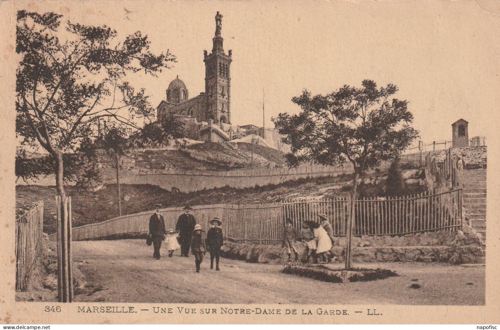 13-Marseille Une Vue Sur Notre-Dame De La Garde - Notre-Dame De La Garde, Aufzug Und Marienfigur