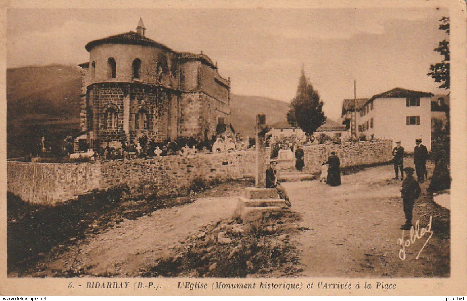 GU 24 -(64) BIDARRAY  -  L'EGLISE ET L'ARRIVEE A LA PLACE  - CIMETIERE - ANIMATION -  2 SCANS - Bidarray