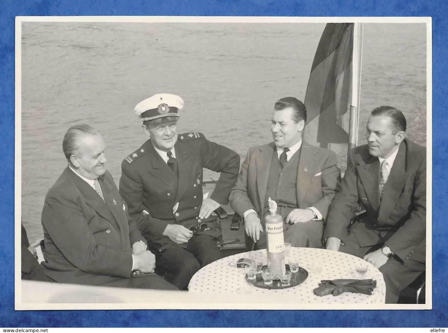 Carte Photo Allemagne ESSEN - Personnes Sur Le Pont D'un Bateau Dont Commandant ? Bel Uniforme Marine à Identifier - Essen