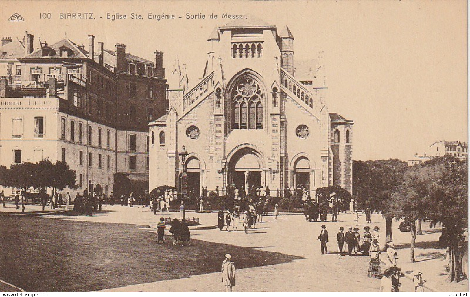 GU 24 -(64) BIARRITZ  -  EGLISE STE EUGENIE -  SORTIE DE MESSE  -  PAROISSIENS , PROMENEURS . -  2 SCANS - Biarritz