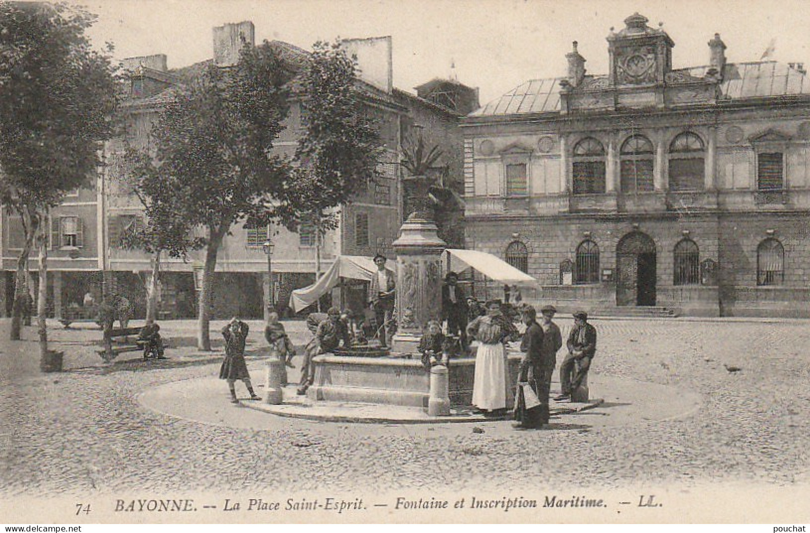 GU 24 -(64) BAYONNE  - LA PLACE SAINT ESPRIT - FONTAINE ET INSCRIPTION MARITIME - ANIMATION - 2 SCANS - Bayonne