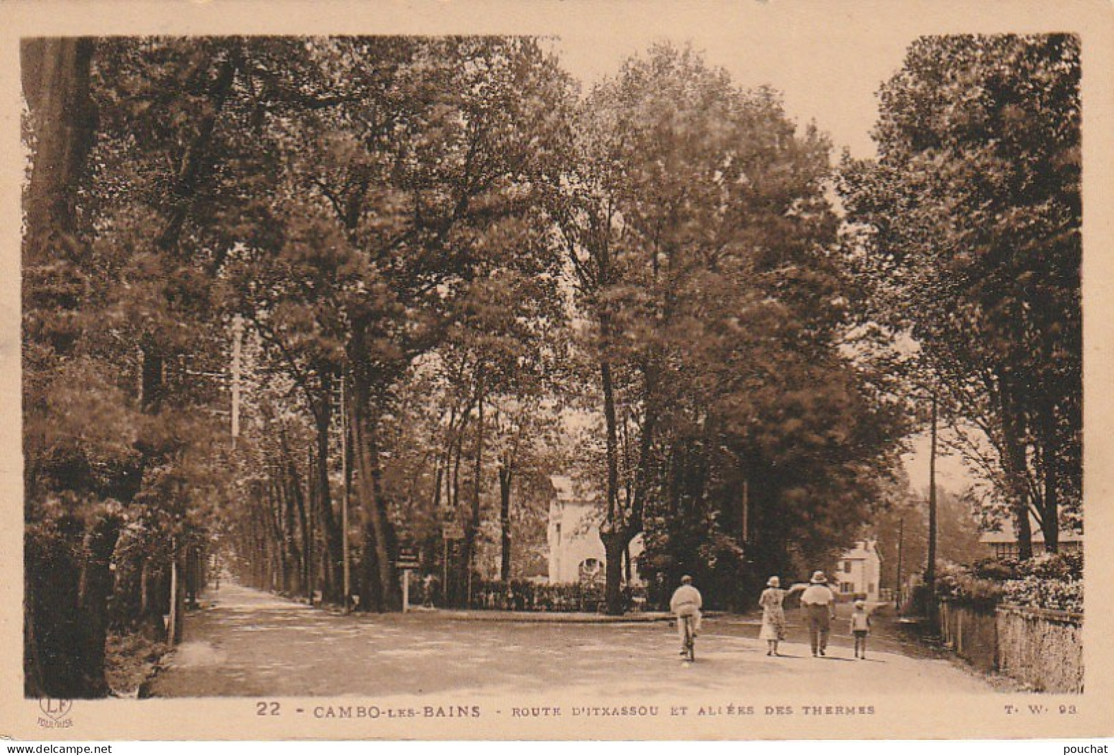 GU 25 -(64) CAMBO  LES BAINS  - ROUTE D'ITXASSOU ET ALLEES DES THERMES -  PROMENEURS  - 2 SCANS - Cambo-les-Bains