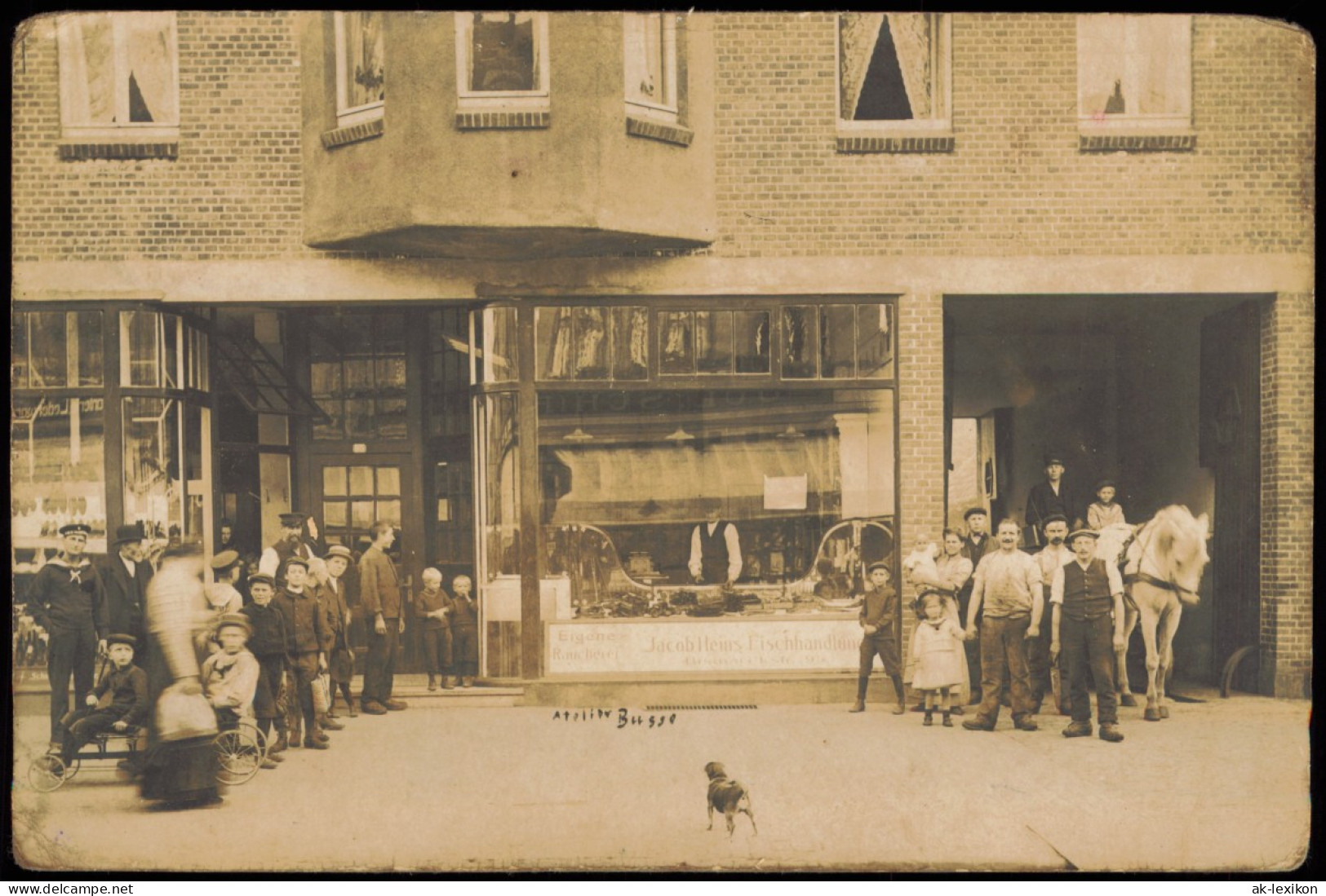 Ansichtskarte  Jacob Heims Fischhandlung Gruppenbild Vor Geschäft 1919 - To Identify