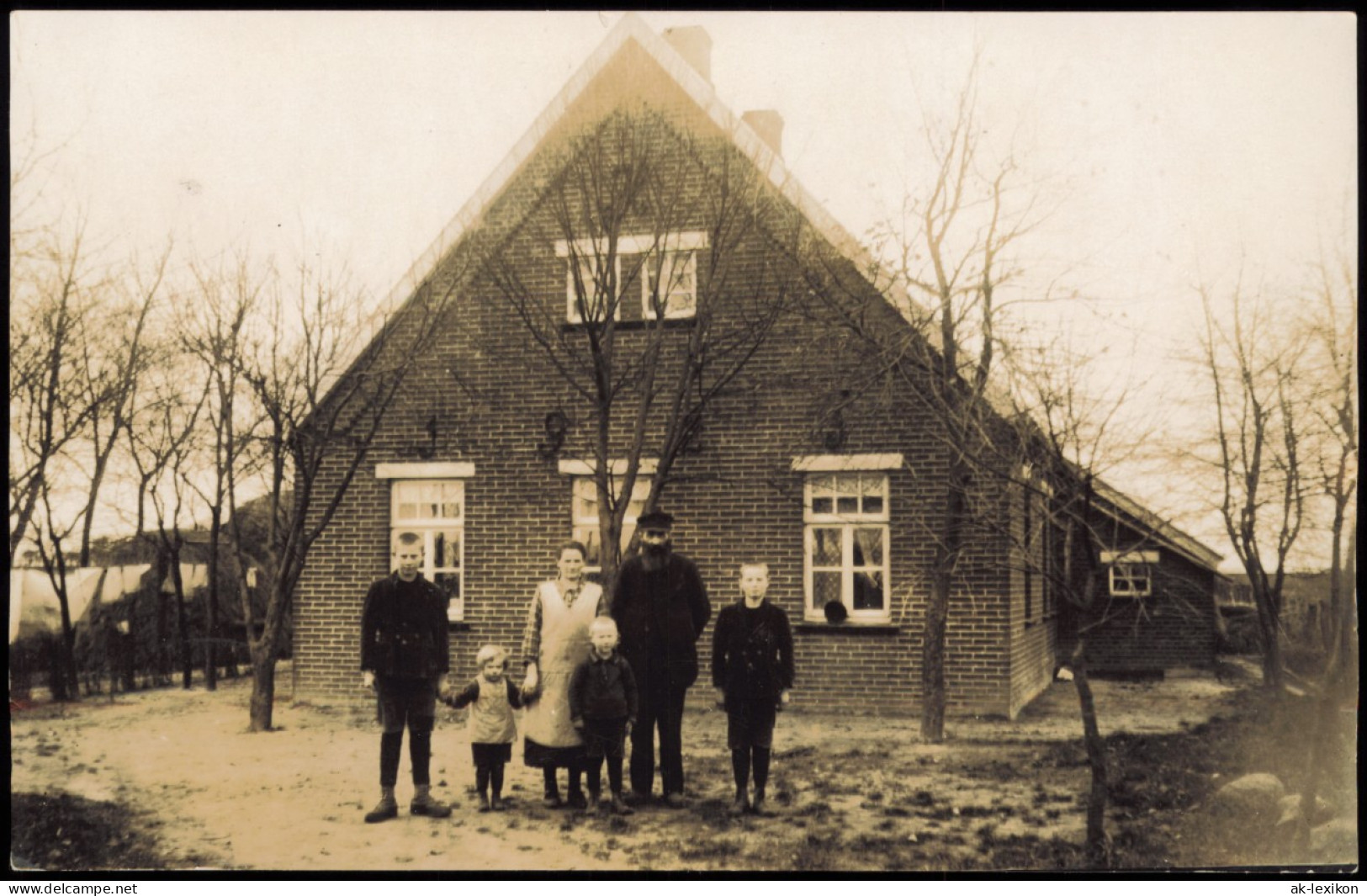 Ansichtskarte  Familie Vor Backsteinhaus Nordsee 1930 - A Identificar