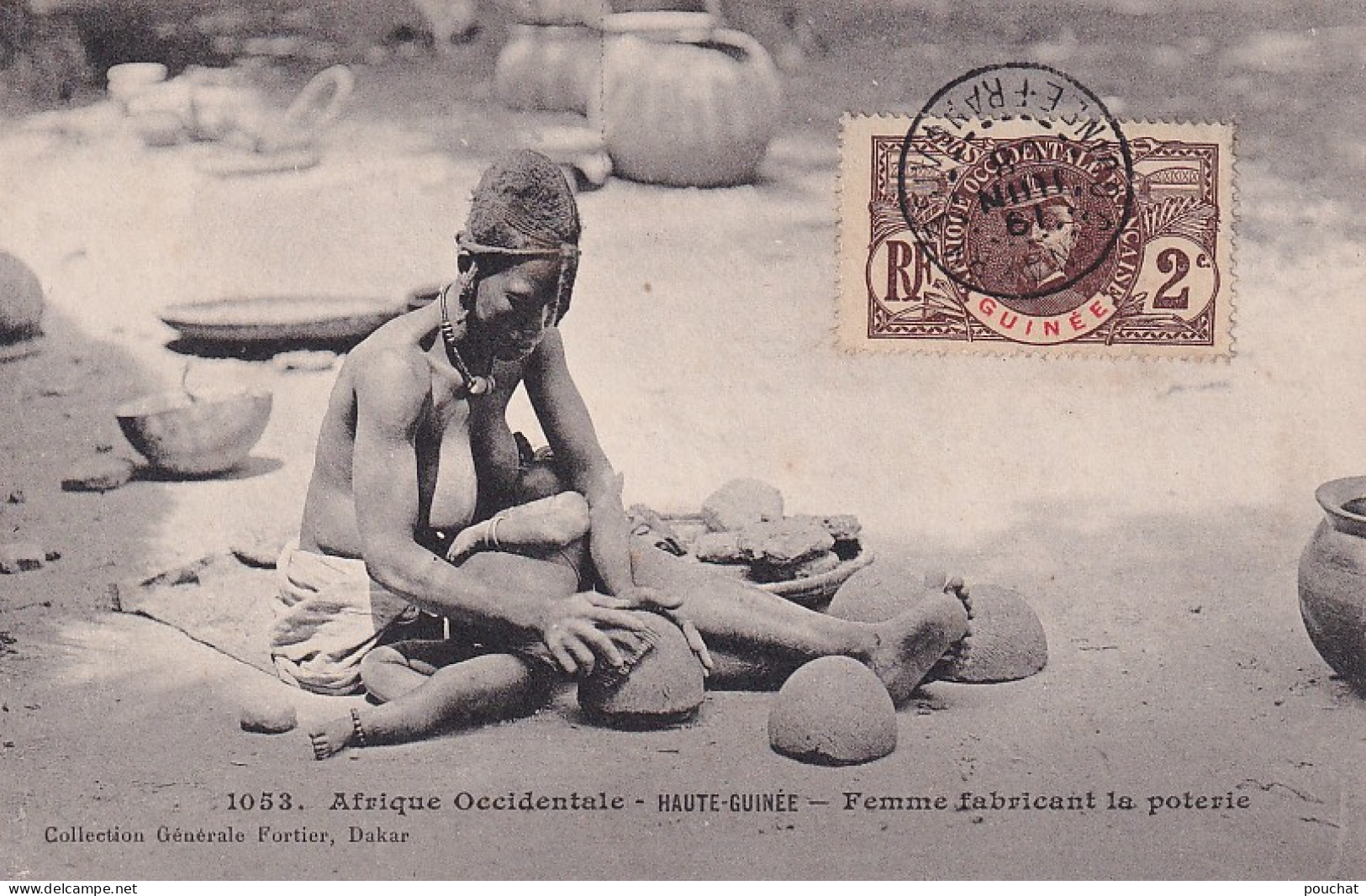 GU Nw- HAUTE GUINEE - FEMME FABRICANT LA POTERIE - FEMME SEINS NUS ET ENFANT - OBLITERATION 1908 - Afrique