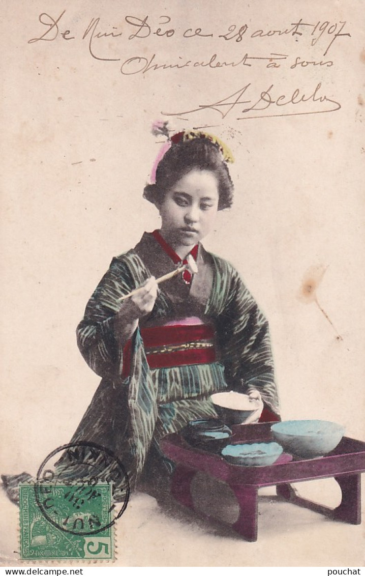 GU Nw- JEUNE FEMME EN TENUE TRADITIONNELLE KIMONO ET OBI AVEC BAGUETTE - OBLITERATION NUI DEO , TONKIN ( VIETNAM ) 1907 - Azië