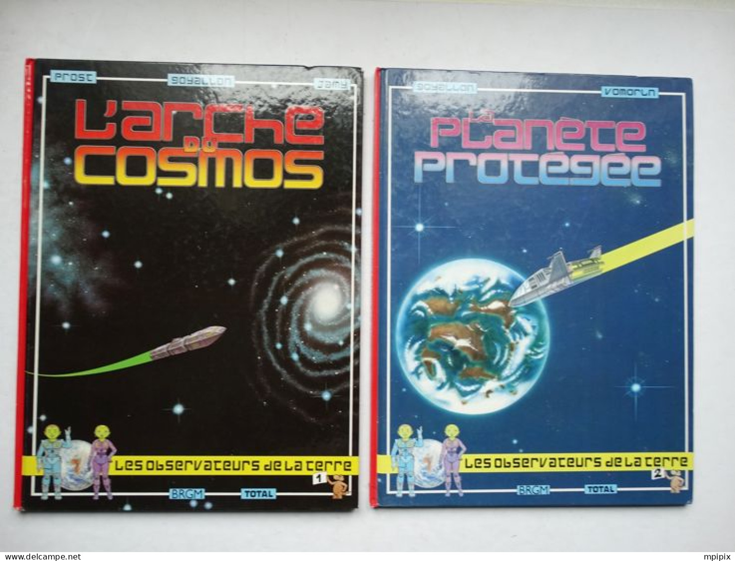 2 BD Bandes Dessinées L'arche Du Cosmos La Planète Protégée Les Observateurs De La Terre BRGM Total Prost Goyallon Jamy - Paquete De Libros