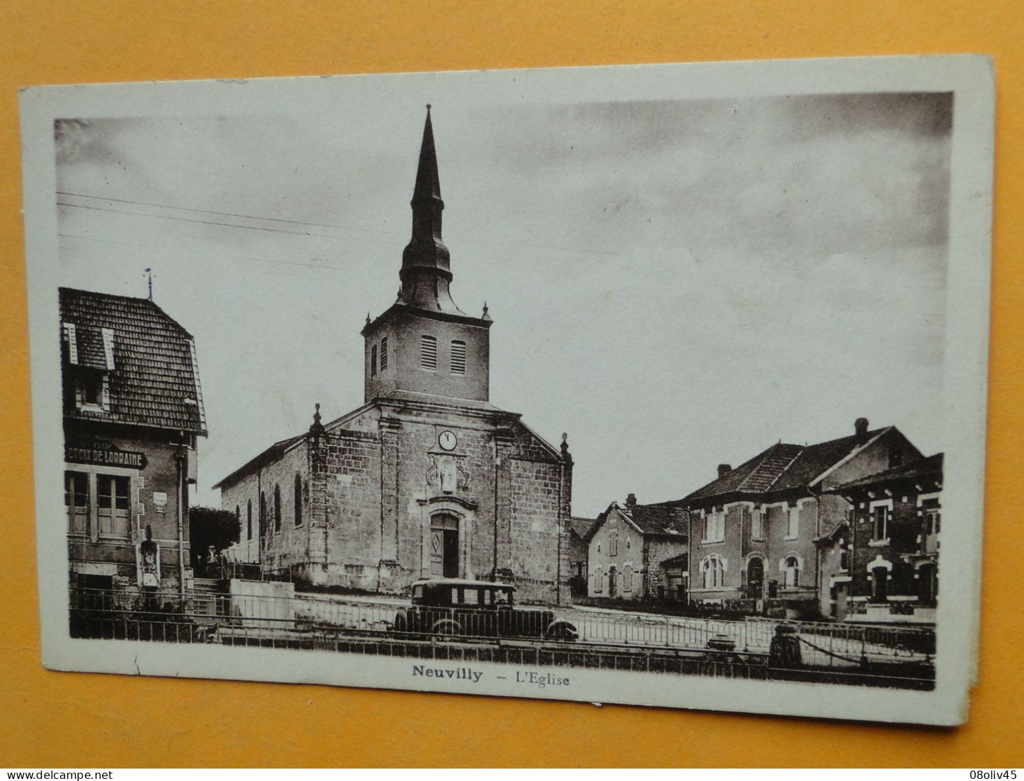 NEUVILLY -- L'Eglise - Café "Croix De Lorraine" - Pompe à Essence - Automobile - Autres & Non Classés