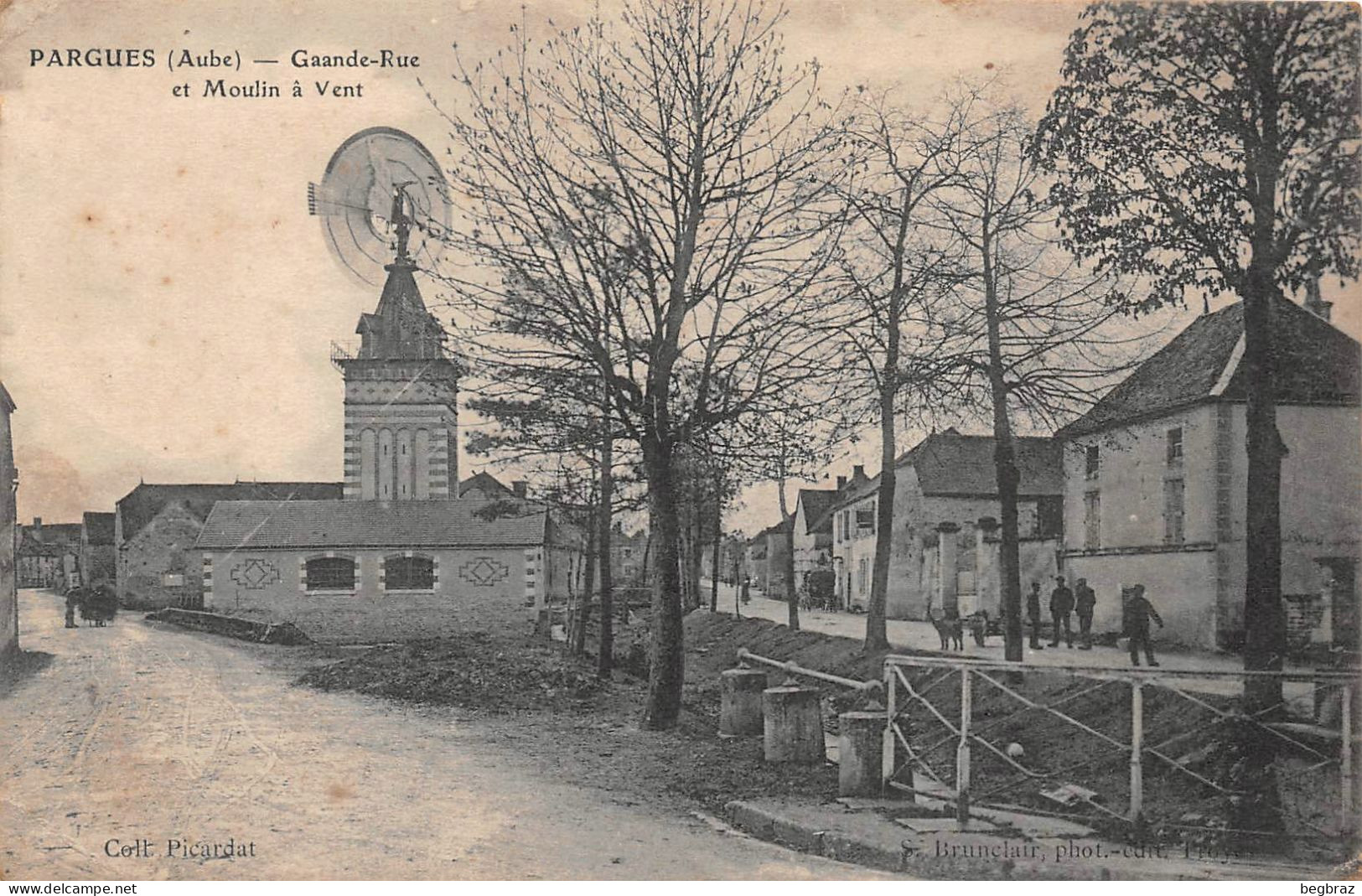 PARGUES    GRANDE RUE MOULIN A VENT EOLIENNE - Autres & Non Classés