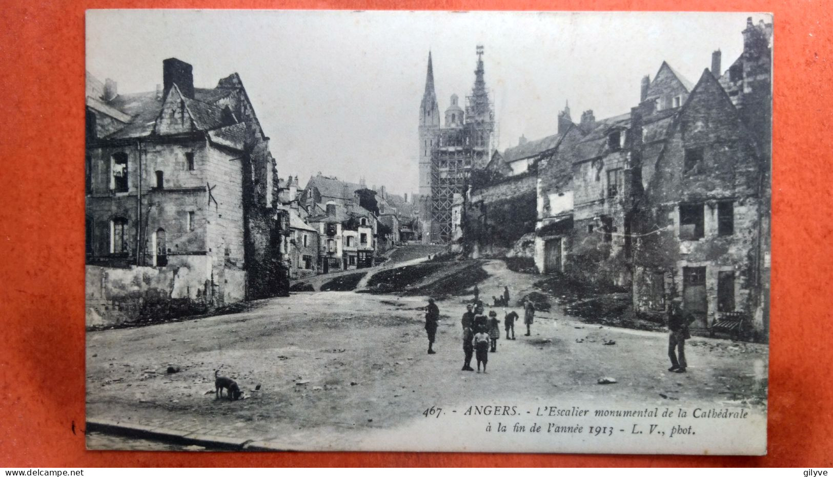 CPA (49) Angers. L'escalier Monumental De La Cathédrale à La Fin De L'année 1913. Animation  (7A.n°189) - Angers