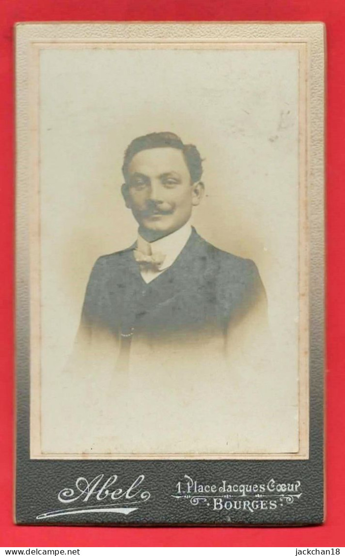 -- PORTRAIT CDV D'UN HOMME / PHOTO ABEL à BOURGES 1 Place Jacques Coeur -- - Oud (voor 1900)