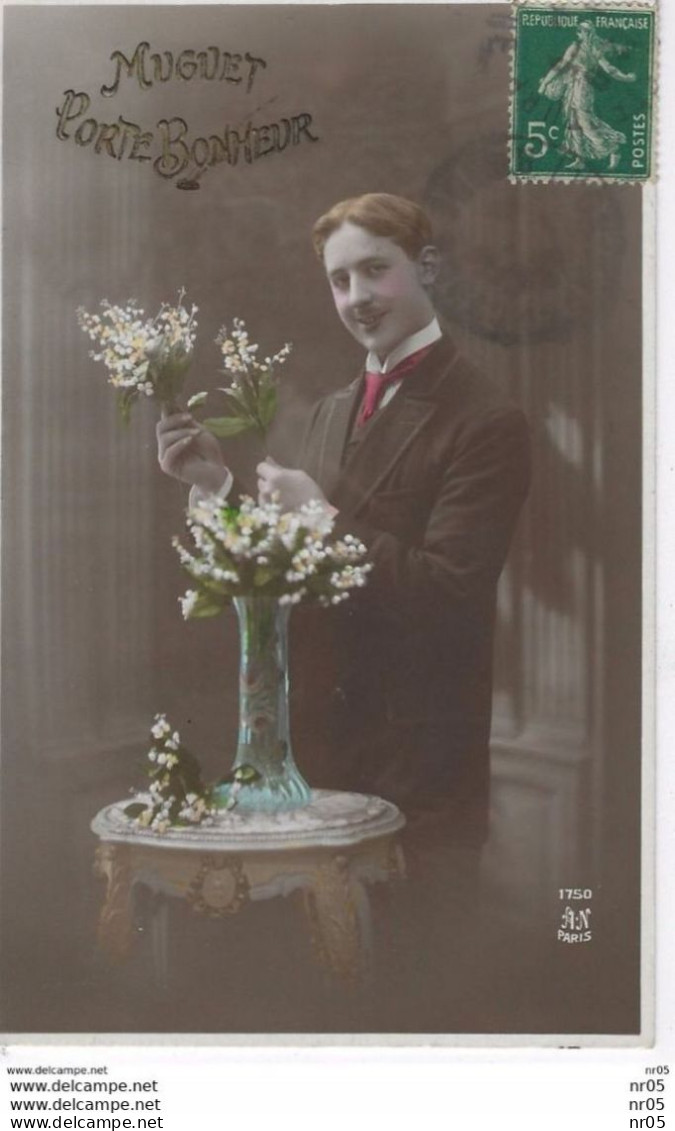 FANTAISIE PORTE BONHEUR - HOMME Avec Bouquet De Muguet - MUGUET PORTE BONHEUR - Autres & Non Classés