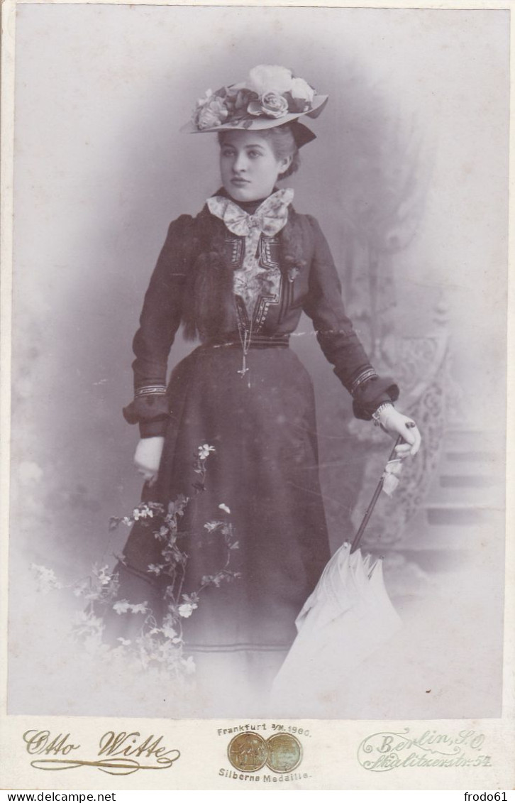GEKARTONNEERDE FOTO 10.50 X 16cm, ROND 1900, VROUW, FEMME, LADY, PHOTOGR. OTTO WITTE, BERLIN S.O. - Alte (vor 1900)